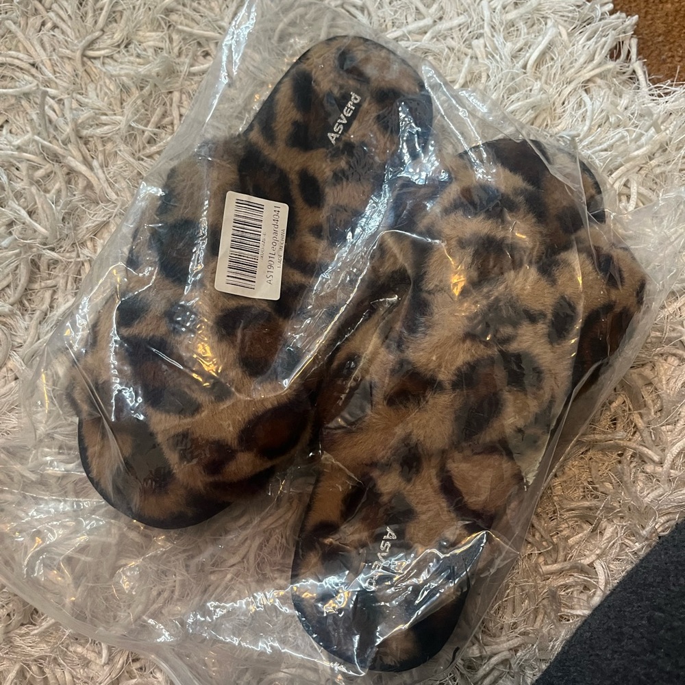 Fuzzy Leopard Slippers - Picture 2 of 2